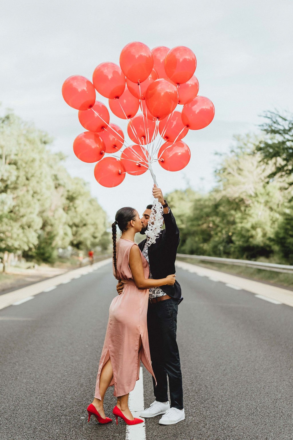 Couple tenant des ballons rouges